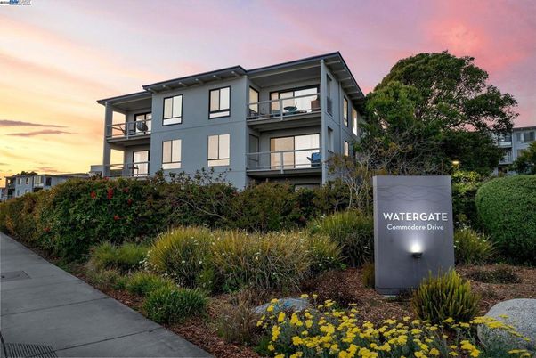 Exterior, Facade, Modern