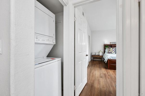 Bedroom, Interior, Utility Closets, Washer, Wood Texture Flooring