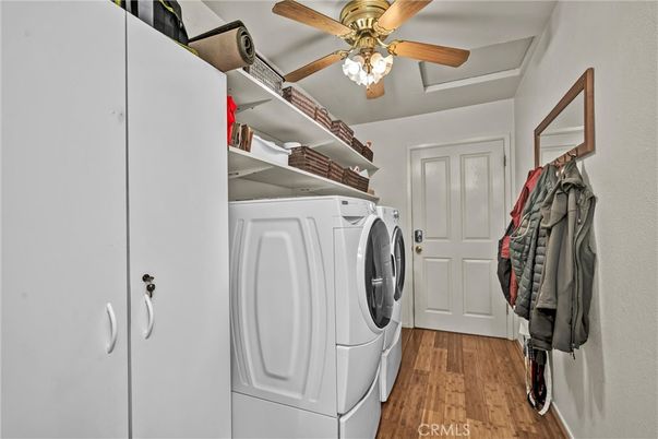 Interior, Washer, Wood Texture Flooring