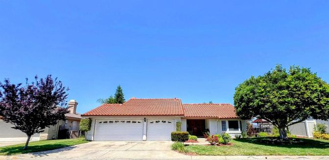 Attached, Exterior, Facade, Ranch