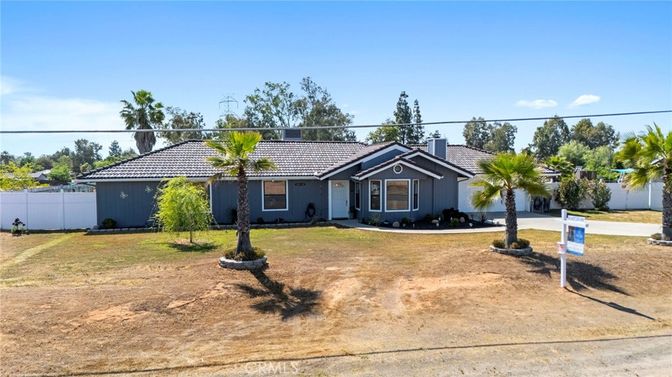 Backyard, Exterior, Facade, Ranch