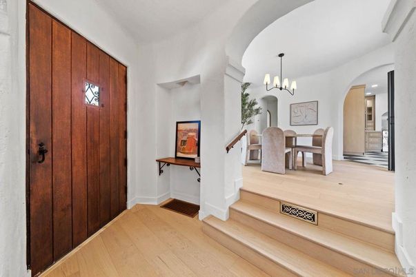 Chandelier, Dining room, Interior, Recessed Lighting, Wood Texture Flooring