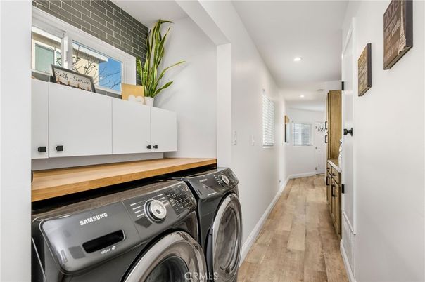 Interior, Recessed Lighting, Washer, Wood Texture Flooring