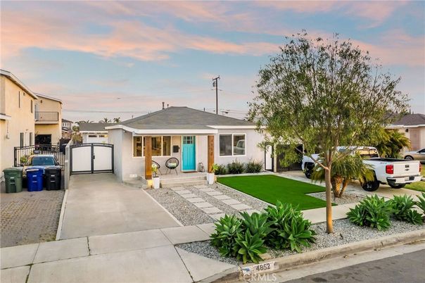 Exterior, Facade, Ranch