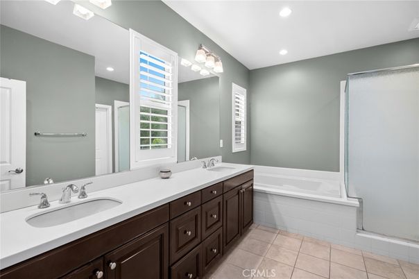 Bathroom, Dual Sink Vanities, Interior, Recessed Lighting