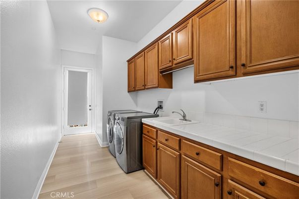 Interior, Washer, Wood Texture Flooring