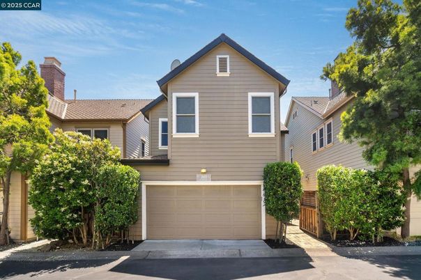 Attached, Exterior, Facade, American Craftsman