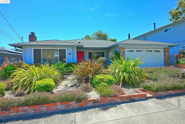 Attached, Exterior, Facade, Ranch