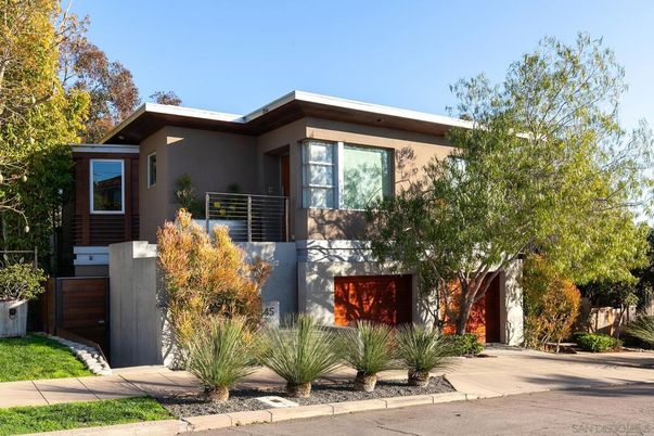 Exterior, Facade, Modern