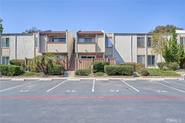 Exterior, Facade, Modern
