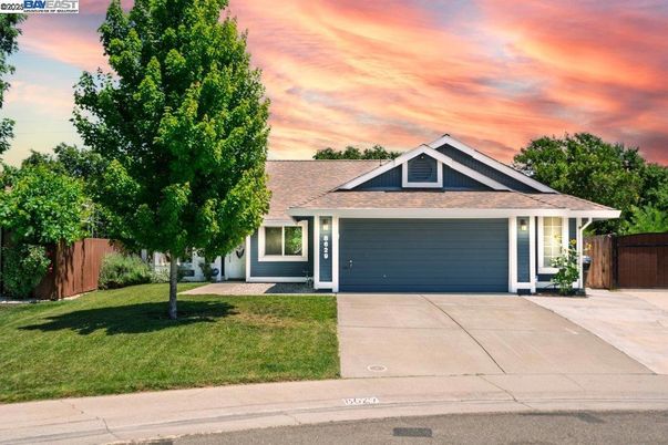 Attached, Exterior, Facade, Ranch