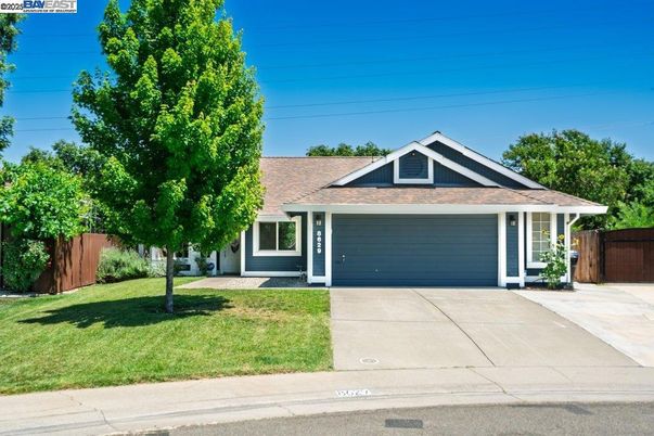 Attached, Exterior, Facade, Ranch
