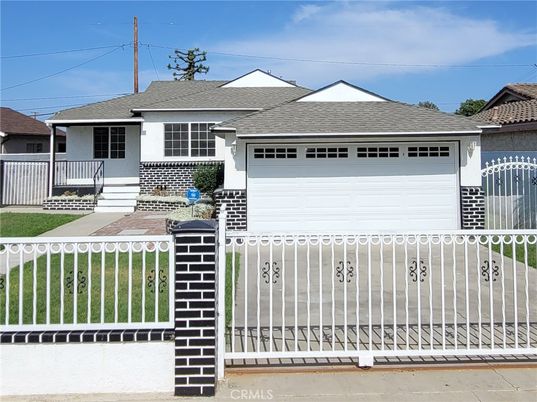 Attached, Exterior, Facade, American Craftsman
