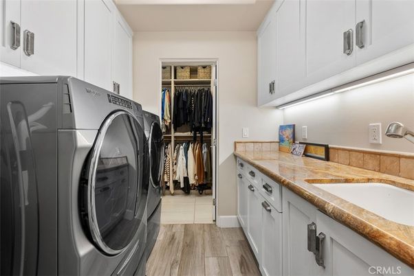 Interior, Washer, Wood Texture Flooring