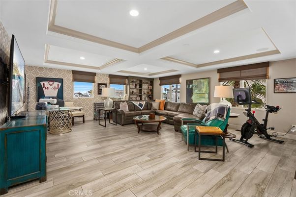 Fitness Equipment, Interior, Living room, Recessed Lighting, Wood Texture Flooring