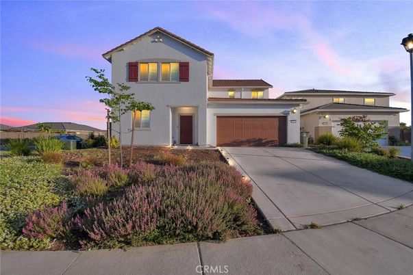 Attached, Exterior, Facade, Modern