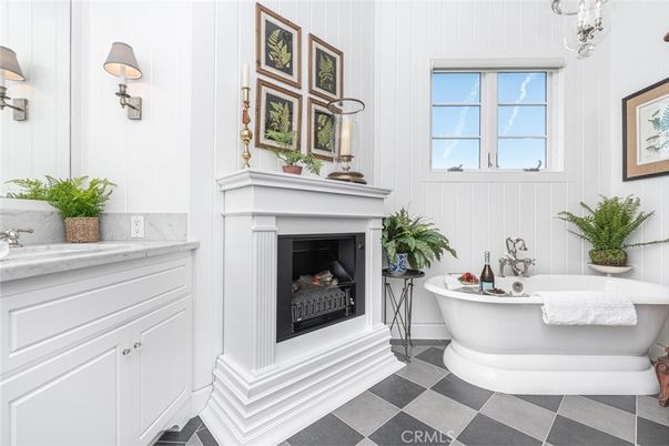 Bathroom, Fireplace, Free Standing Baths, Interior