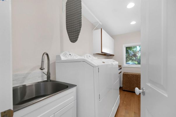 Interior, Recessed Lighting, Washer, Wood Texture Flooring