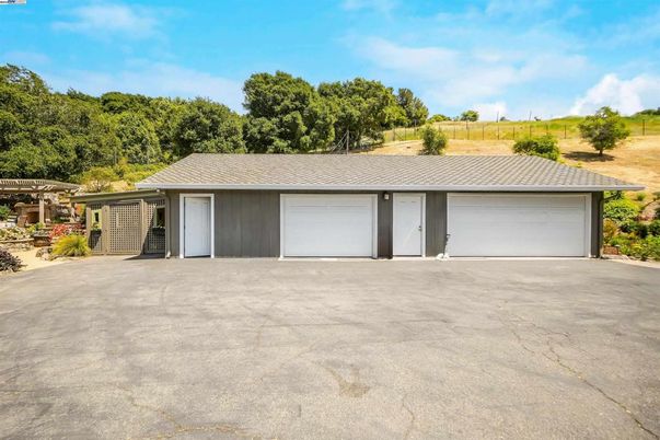 Detached Garage, Exterior