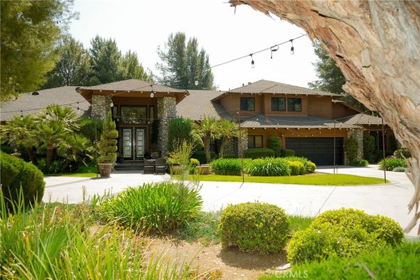 Attached, Exterior, Facade, Modern