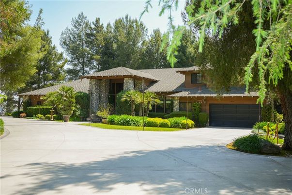 Attached, Exterior, Facade, Ranch
