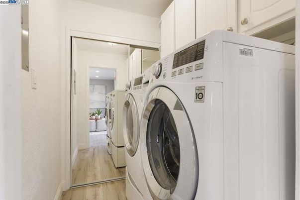 Interior, Recessed Lighting, Washer, Wood Texture Flooring