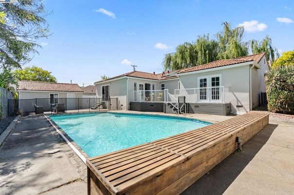 Exterior, Pool