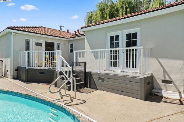 Exterior, Pool
