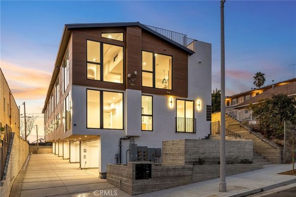 Exterior, Facade, Modern