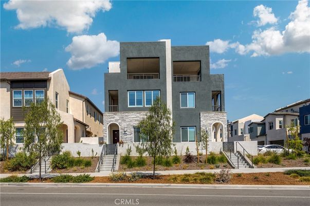 Exterior, Facade, Modern