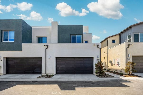 Attached, Exterior, Facade, Modern