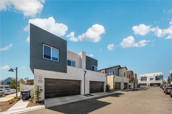 Attached, Exterior, Facade, Modern