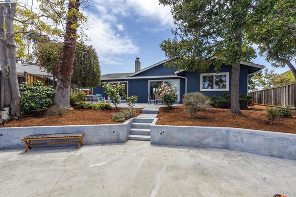 Backyard, Exterior, Facade, Ranch