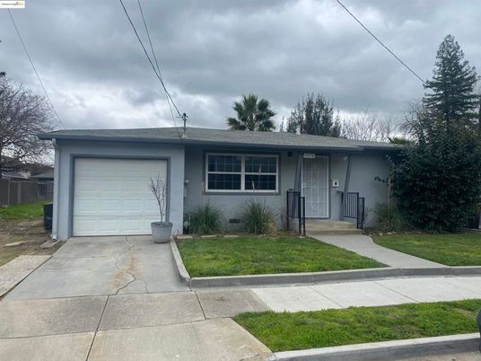 Attached, Exterior, Facade, Ranch