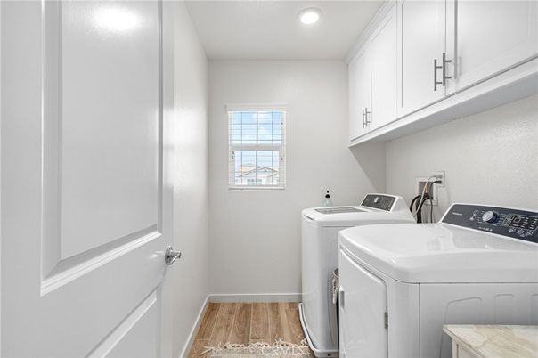 Interior, Recessed Lighting, Washer, Wood Texture Flooring