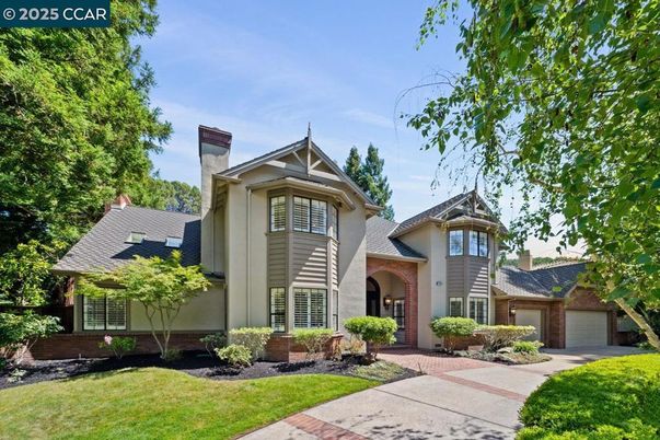 Attached, Exterior, Facade, Queen Anne Victorian