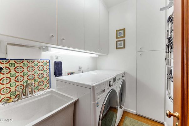 Interior, Washer, Wood Texture Flooring