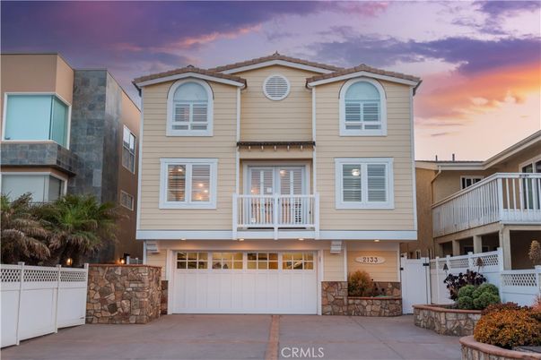 Attached, Exterior, Facade, Rowhouse
