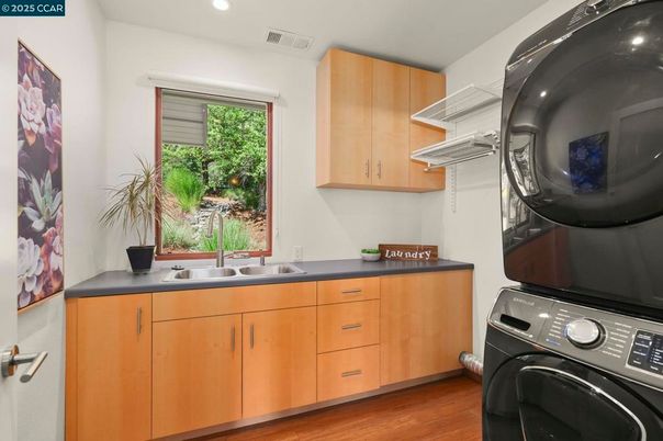Interior, Recessed Lighting, Washer, Wood Texture Flooring
