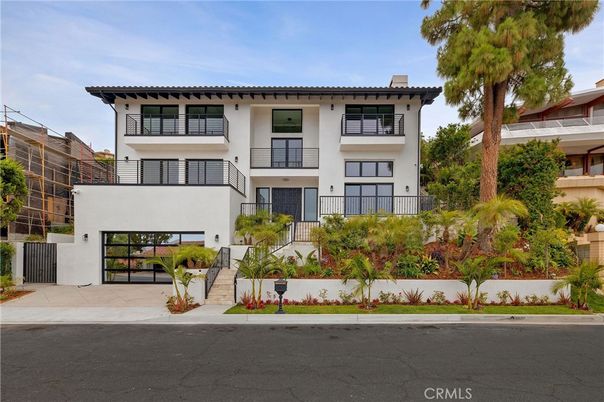 Attached, Exterior, Facade, Mediterranean