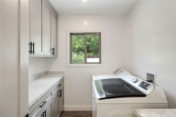Interior, Recessed Lighting, Washer, Wood Texture Flooring
