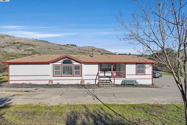 Backyard, Exterior, Facade, Ranch
