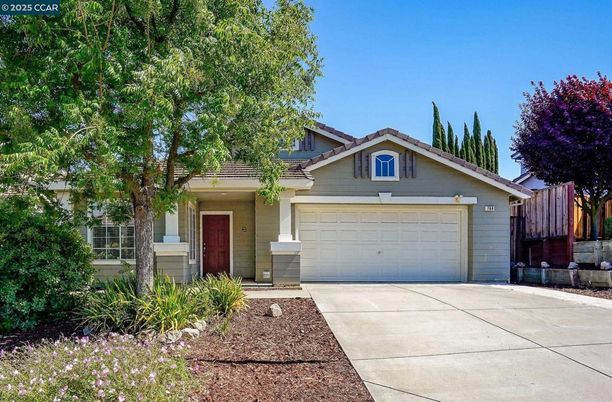 Attached, Exterior, Facade, American Craftsman
