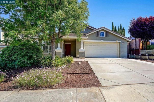 Attached, Exterior, Facade, American Craftsman