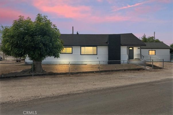 Exterior, Facade, Ranch