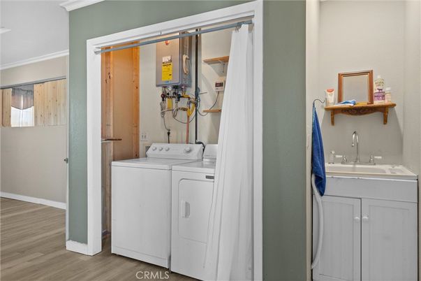 Interior, Utility Closets, Washer, Wood Texture Flooring