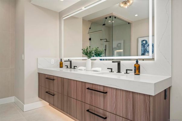Bathroom, Dual Sink Vanities, Interior, Recessed Lighting