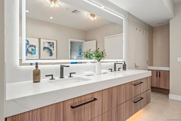 Bathroom, Dual Sink Vanities, Interior, Recessed Lighting