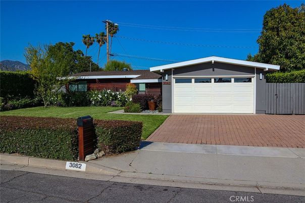 Attached, Exterior, Facade, Ranch
