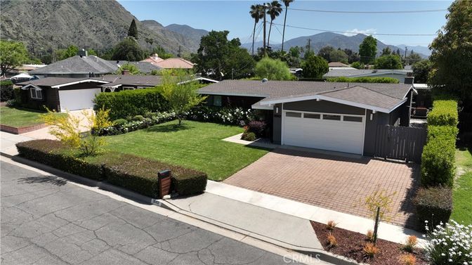 Attached, Exterior, Facade, Ranch